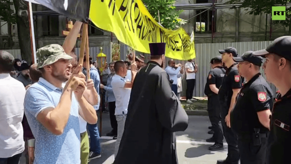 Anti-LGBT protest in Moldova meets heavy police response (VIDEOS)