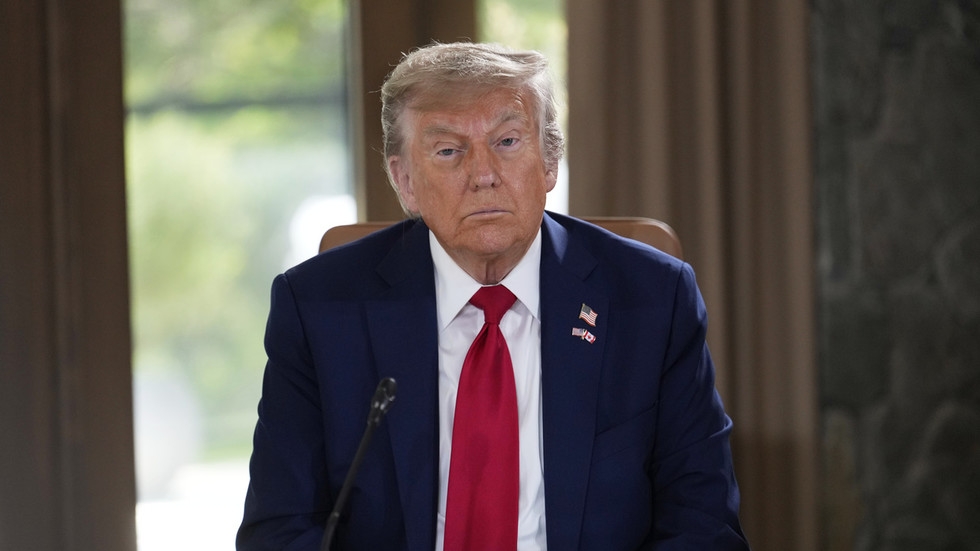 Trump warns ‘everyone' to flee Tehran