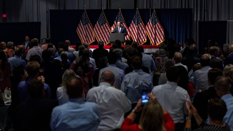 Vance flips middle finger during party speech (VIDEO)