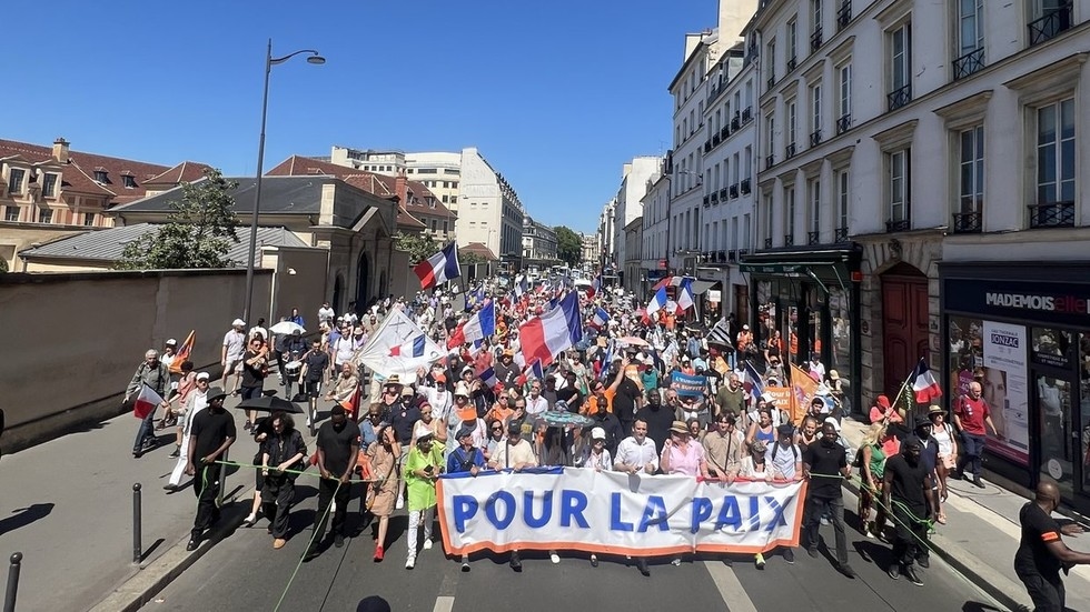 Paris protest demands end to French military aid for Ukraine (VIDEOS)