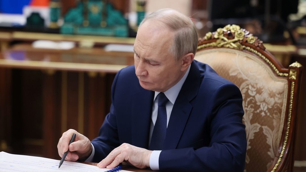 Putin inks new policy to fight Russian language discrimination