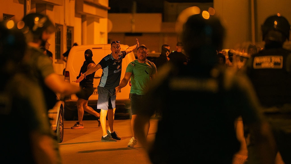 Violence erupts in Spain after migrants attacked elderly man (VIDEO)