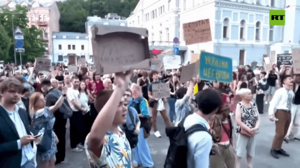 New protests against Zelensky's crackdown on anti-graft agencies erupt in Kiev (VIDEO)