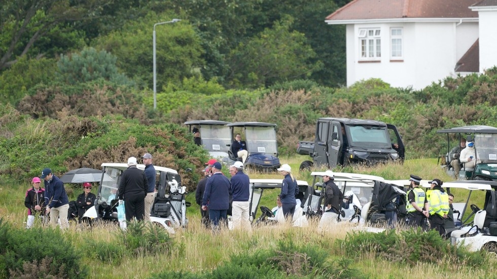 Trump followed by ‘armored' golf cart (PHOTOS)