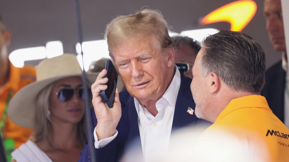 Trump ‘schmoozes' with world leaders on personal mobile