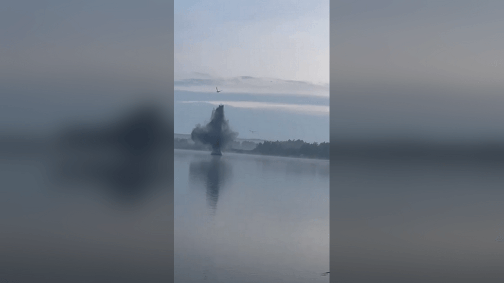 Ukrainian kamikaze drone plummets into Russian lake (VIDEO)
