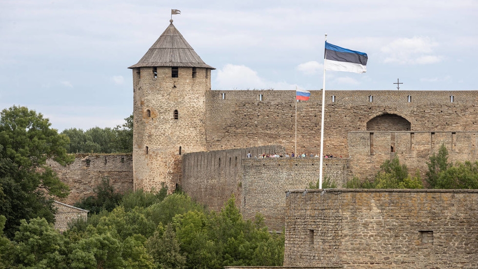 NATO member sets up gates and barriers at Russian border checkpoint