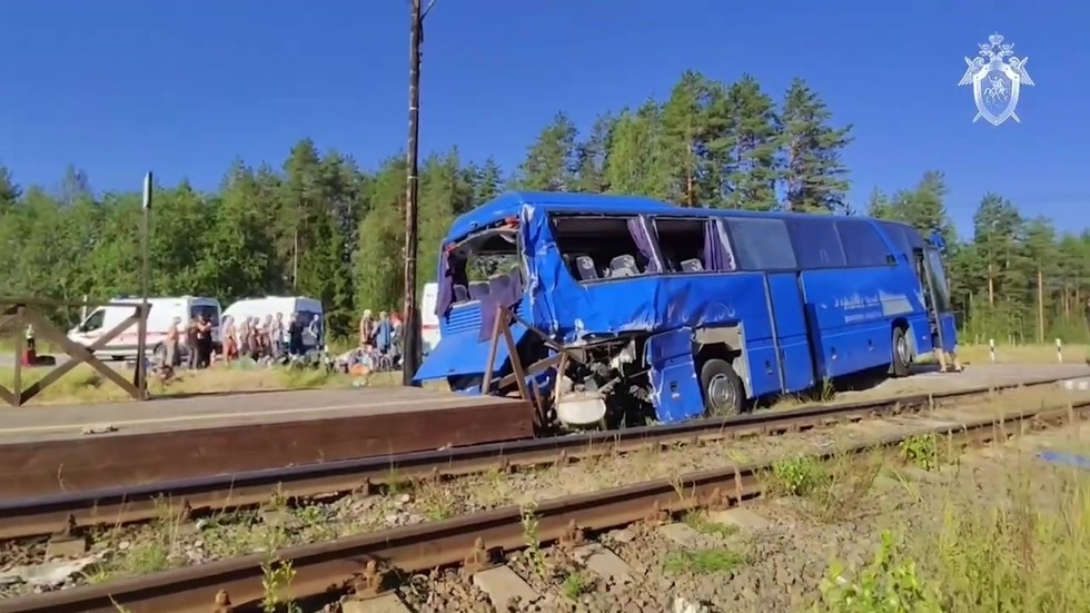 Pilgrim killed after bus collides with train near St. Petersburg (VIDEO)