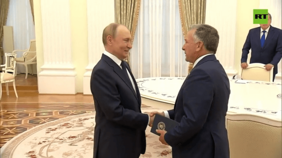 Putin meets with Trump's special envoy (VIDEO)