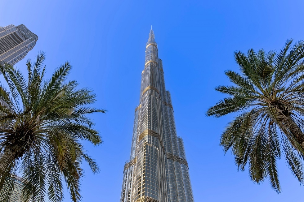 ولي عهد دبي حمدان بن محمد‬⁩ يقفز من أعلى برج خليفة (فيديو)