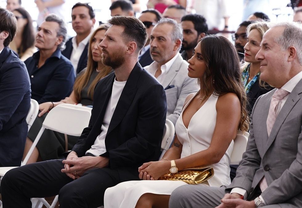 مفاجأة.. ميسي يعود للعب مع برشلونة