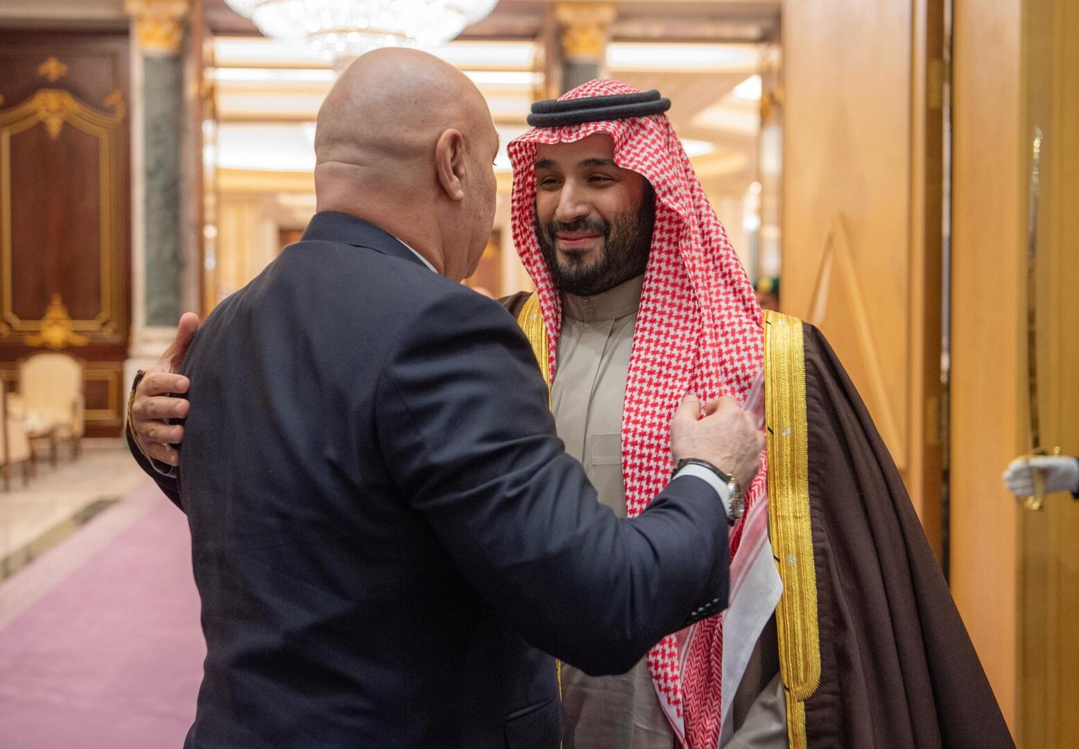"مشهد أخوي".. عناق الأمير محمد بن سلمان والرئيس اللبناني في الرياض يثير تفاعلا واسعا (فيديو)