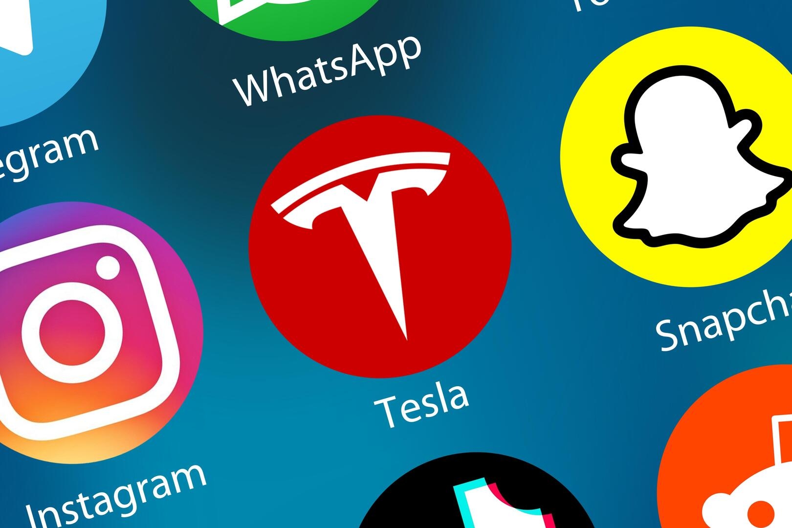 سهم "تسلا" يهوي بأكثر من 15%