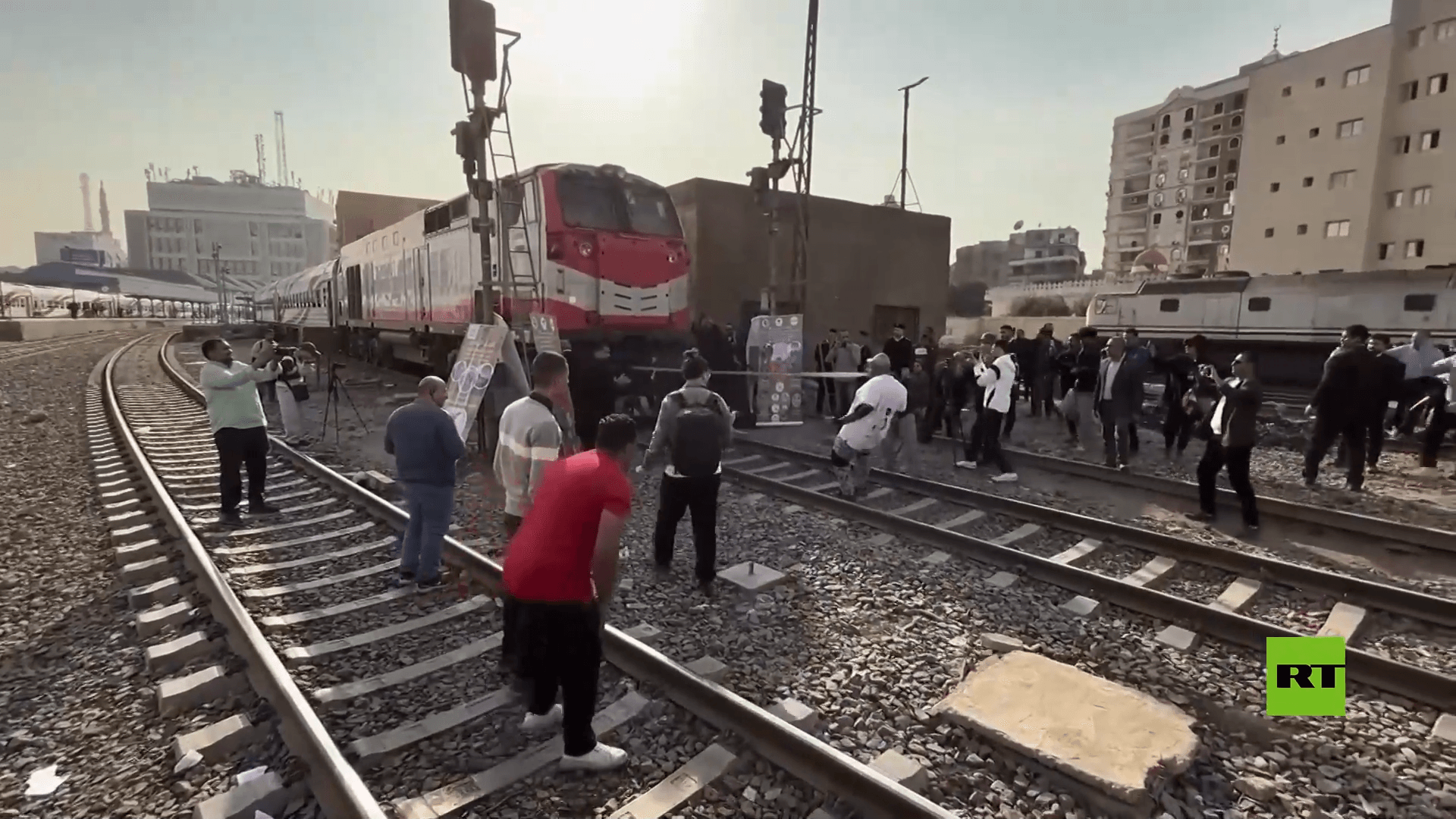 مصري يحطم رقما قياسيا عالميا لسحب قطار بأسنانه