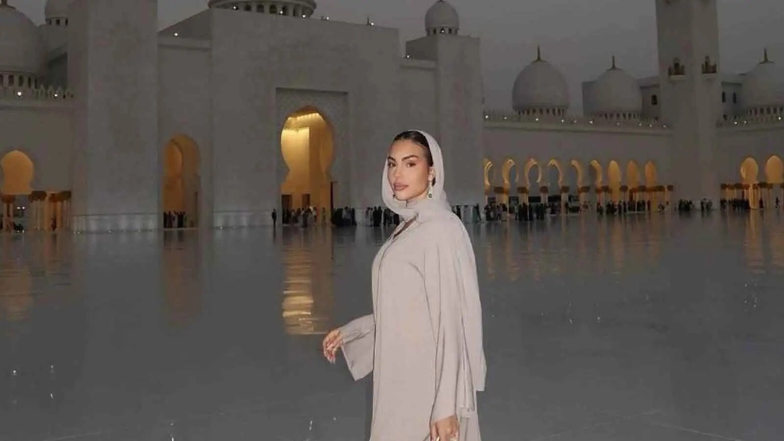 "بالعباءة والحجاب".. إطلالة عربية لجورجبنا رودريغز شريكة النجم رونالدو (صور)