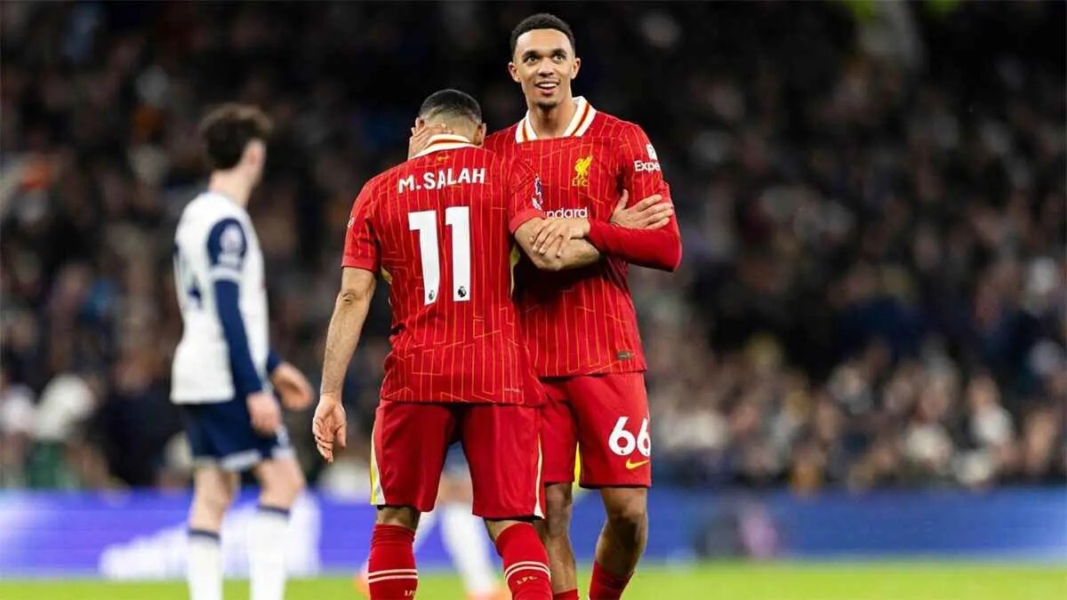 "تعليقات مثيرة".. محمد صلاح يثير الجدل بسبب تصرفه بعد مباراة ليستر سيتي (صورة)