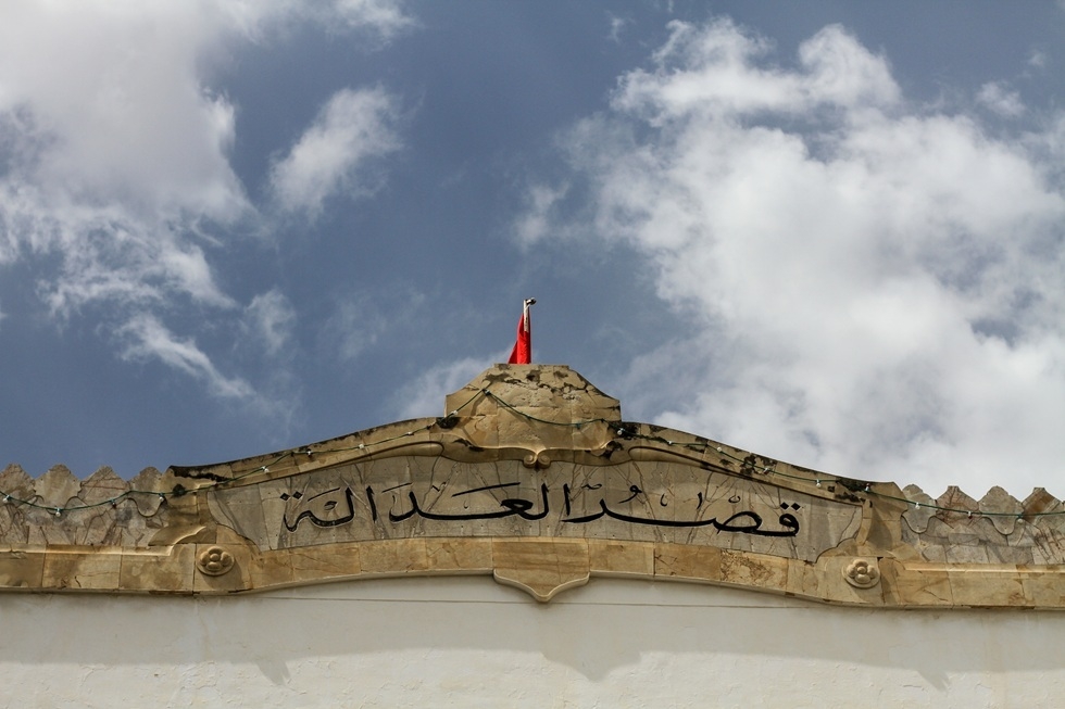 تونس.. بطاقة إيداع بالسجن في حق محام معارض بارز