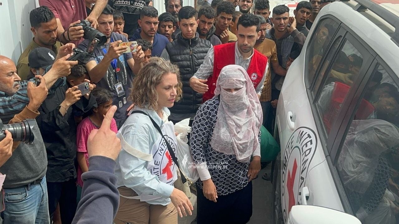 بينهم سيدتان.. إسرائيل تفرج عن 12 أسيرا فلسطينيا من غزة (فيديو)