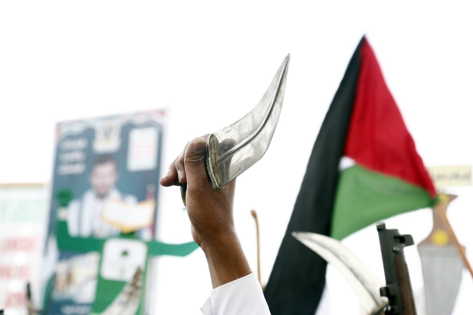 مسؤولون أمريكيون يكشفون كيف تمكن الحوثيون من إعاقة خطة ترامب والانتقال للمرحلة الثانية منها؟