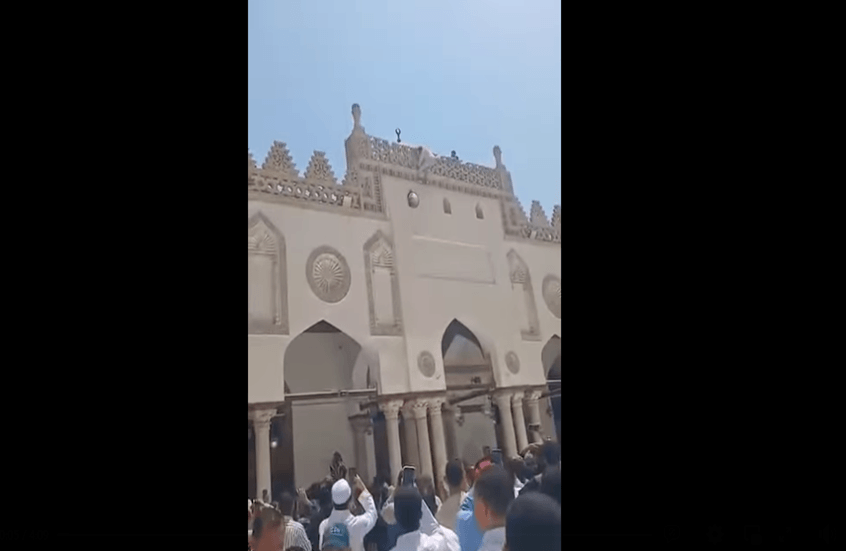 مصر.. شاب يحاول إلقاء نفسه من أعلى الجامع الأزهر