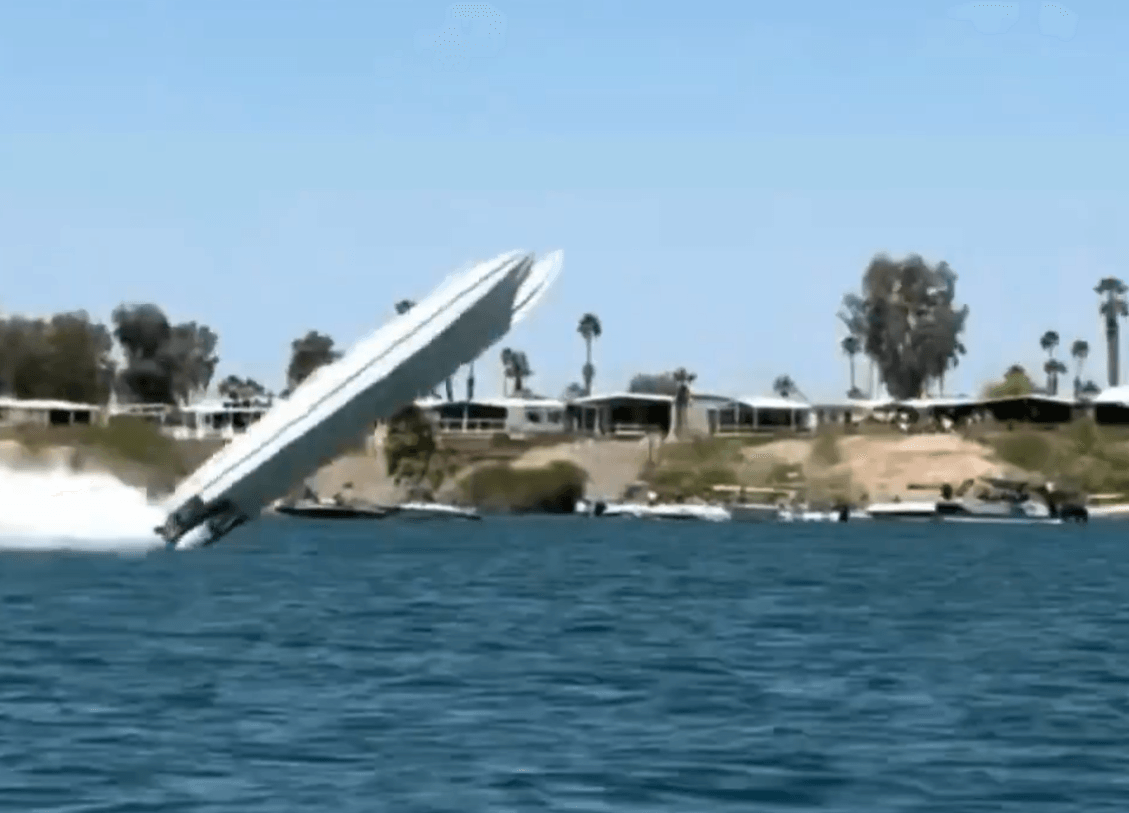 لحظات مرعبة في بحيرة بأمريكا بعد انقلاب قارب بسرعة جنونية (فيديو)