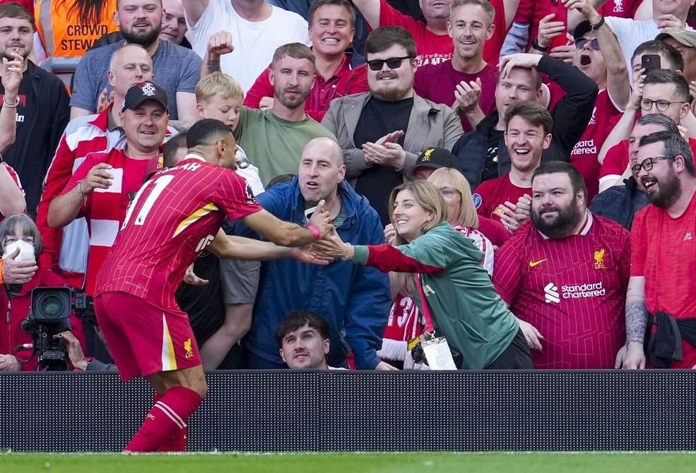 "يأسر القلوب".. محمد صلاح يلتقط "سيلفي ذهبي" بهاتف فتاة (فيديو)