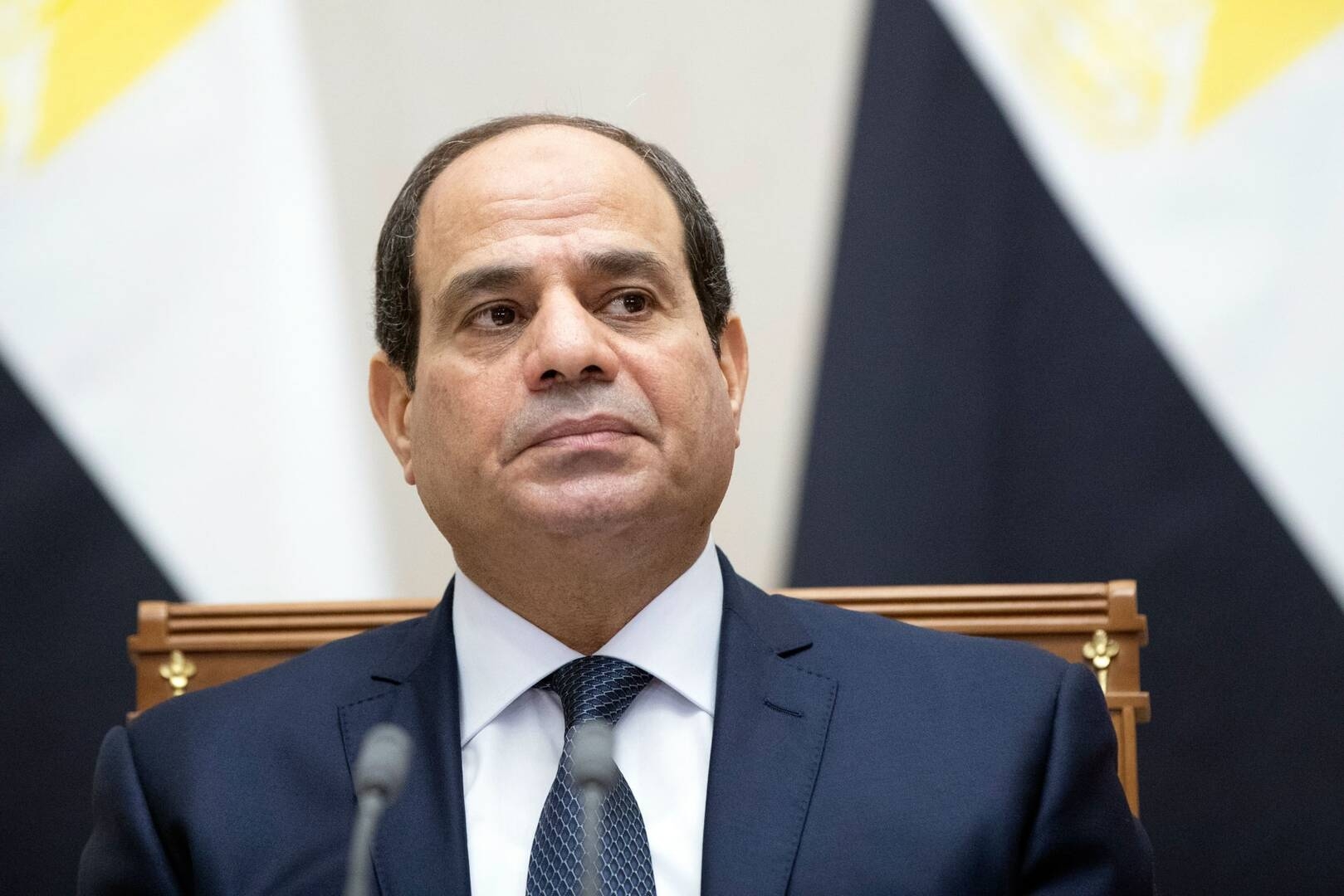 الرئيس المصري يفاجئ ابنة ضابط شرطة توفي عام 2013