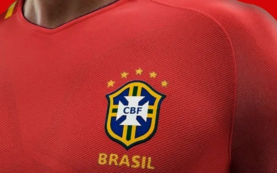 قميص أحمر يشعل البرازيل.. جدل واسع واتهامات بـ"إهانة التاريخ" قبل مونديال 2026