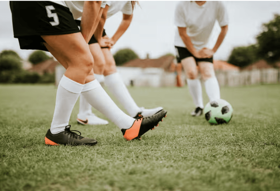 الاتحاد الإنجليزي يمنع المتحولات جنسيا من المشاركة في منافسات كرة القدم النسائية