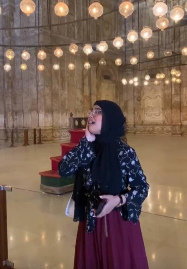 مصر.. فتاة  ترفع الأذان داخل مسجد أثري يشعل  نقاشا دينيا