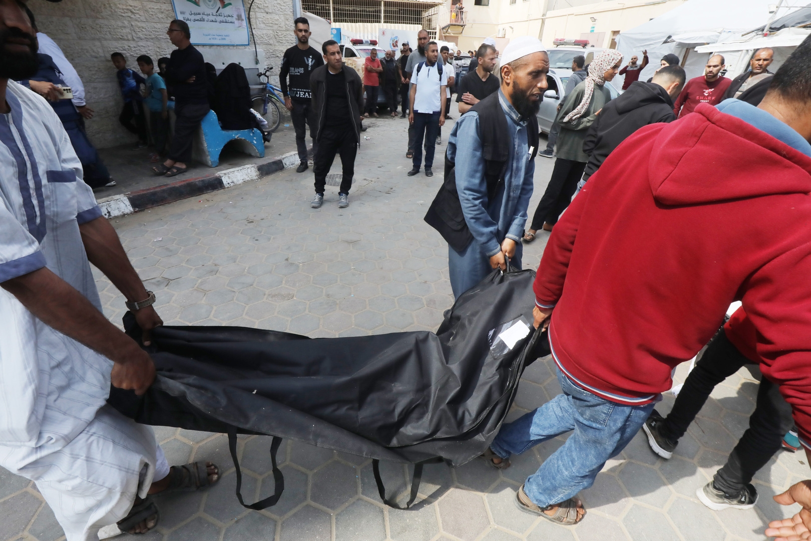 10 قتلى بقصف إسرائيلي استهدف خيمة نازحين في خان يونس