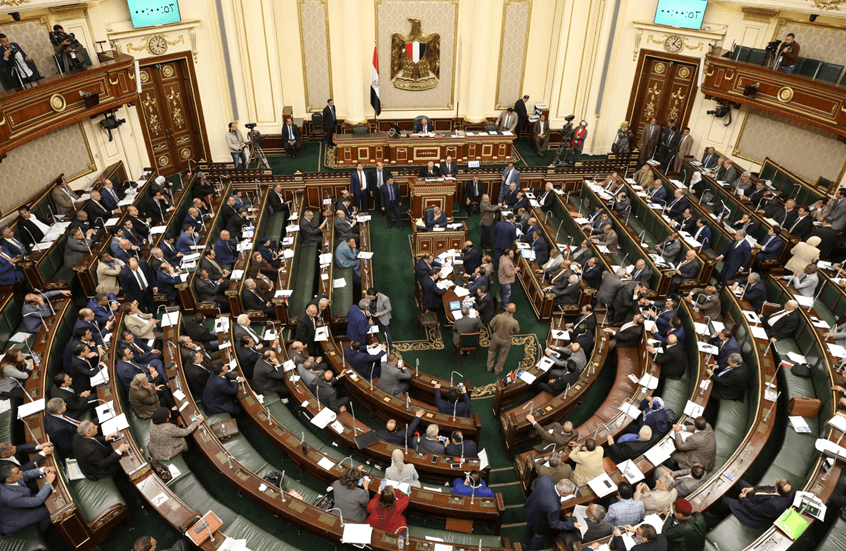 مصر.. مقترح برلماني بتقليص الإجازات بعد ضجة أثارها فنان معروف أمام السيسي
