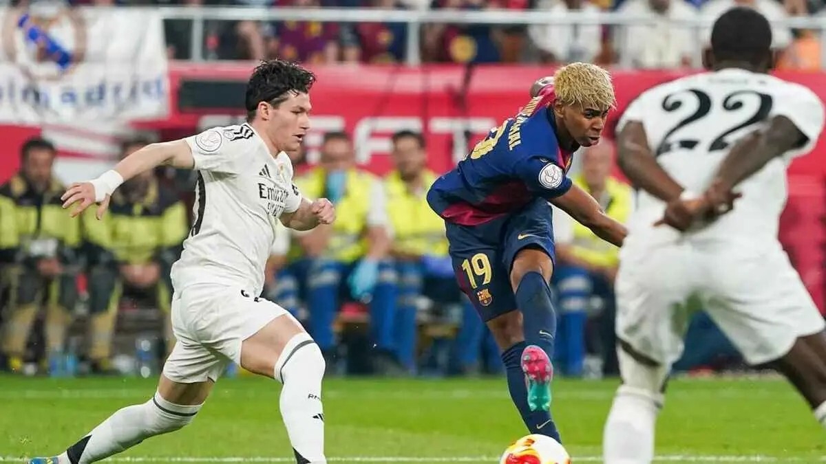 الكشف عن حكم "الكلاسيكو" المرتقب بين برشلونة وريال مدريد في الدوري الإسباني