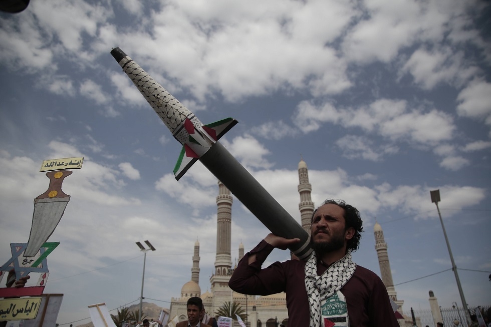 الحوثيون يهددون إسرائيل برد مزلزل لن يتحمله الأمريكيون