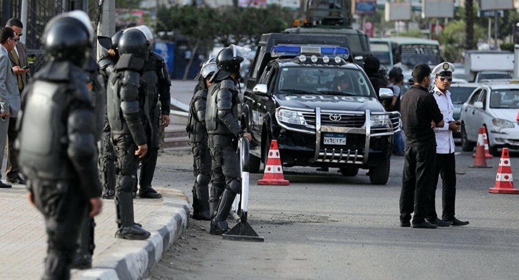 فاجعة في القاهرة.. شاحنة تقتحم معرضا وتحطم 11 سيارة فاخرة