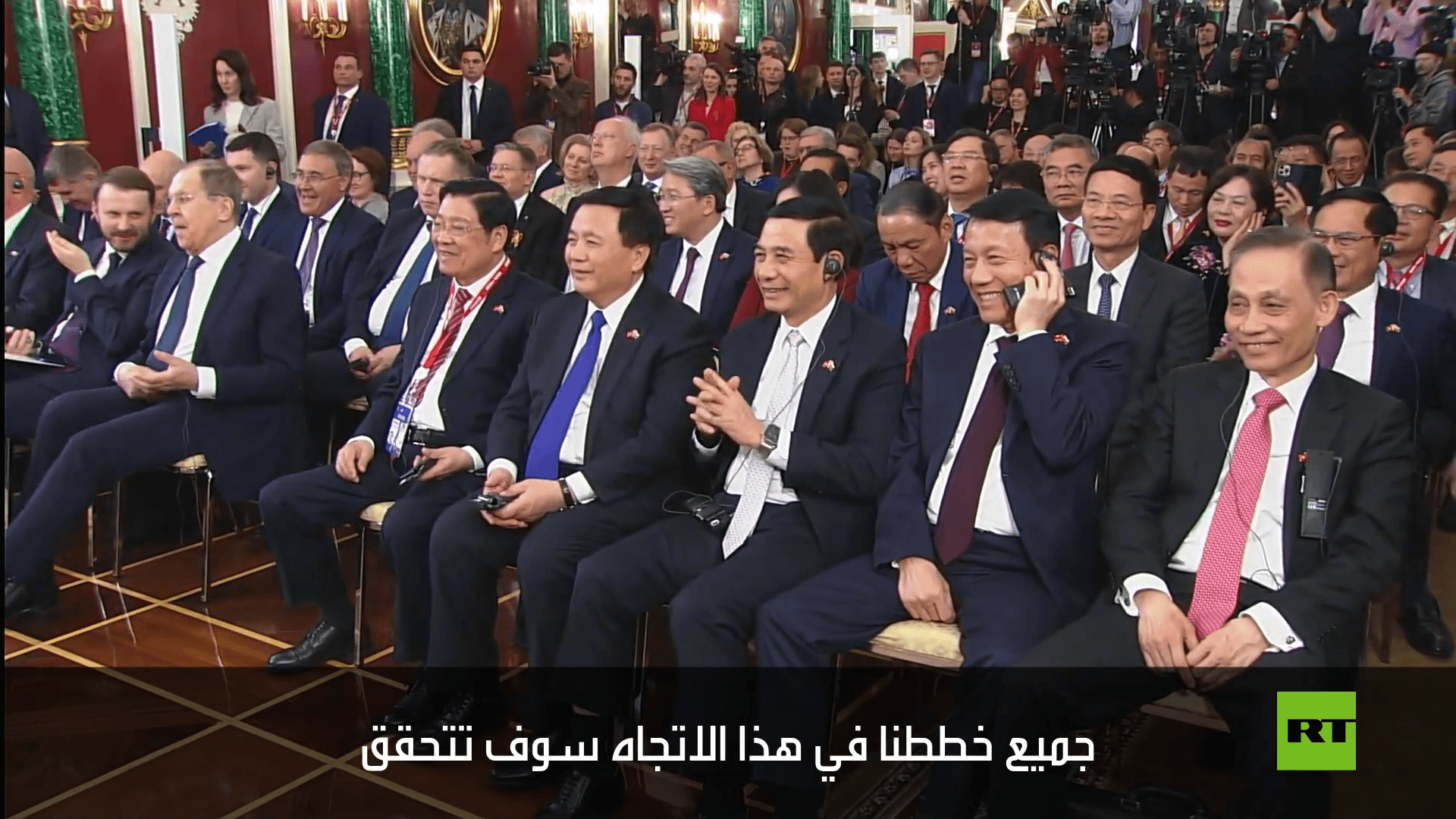 شاهد رد فعل الدبلوماسيين الفيتناميين على إشارة بوتين إلى الأغنية الروسية