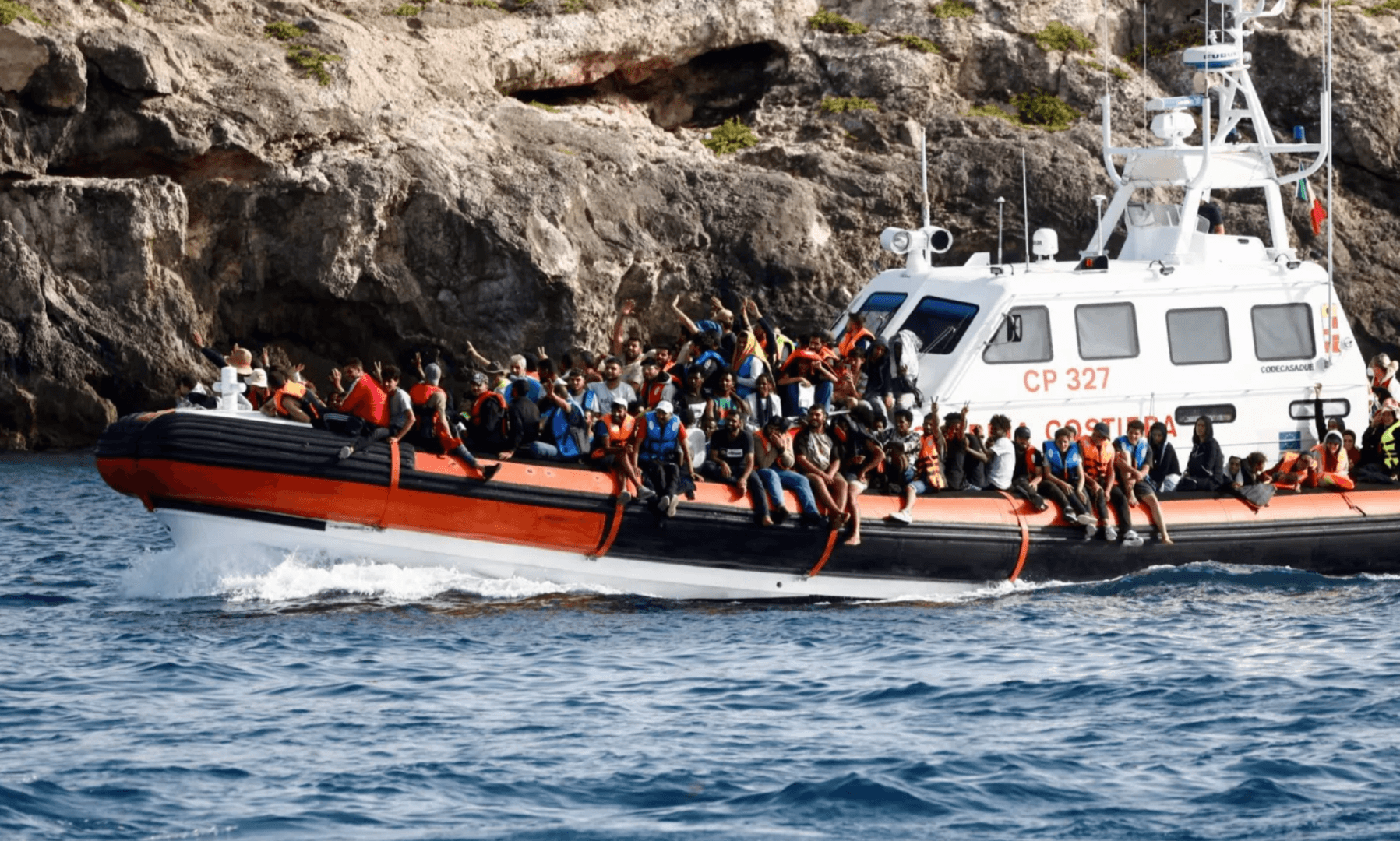 رويترز: وفاة 3 مهاجرين بينهم طفلان خلال العبور من ليبيا إلى إيطاليا