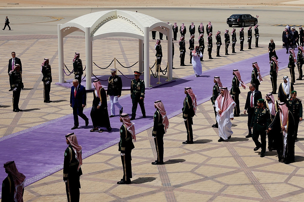 البنفجسي بدل الأحمر.. سر لون السجاد المفروش لاستقبال ترامب بالرياض