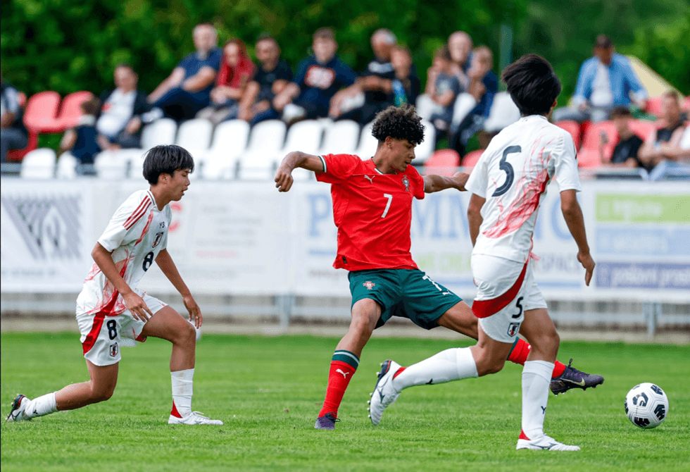رونالدو يبدي تفاعلا مؤثرا بعد أول مباراة دولية لنجله مع البرتغال (صور)