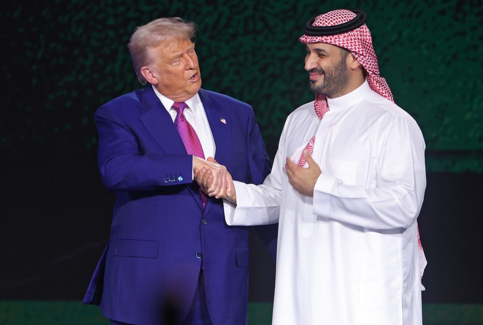مزيج من النكهات العالمية واللمسات المحلية.. ماذا تناول ترامب في أول غداء له بالسعودية؟ (صور)
