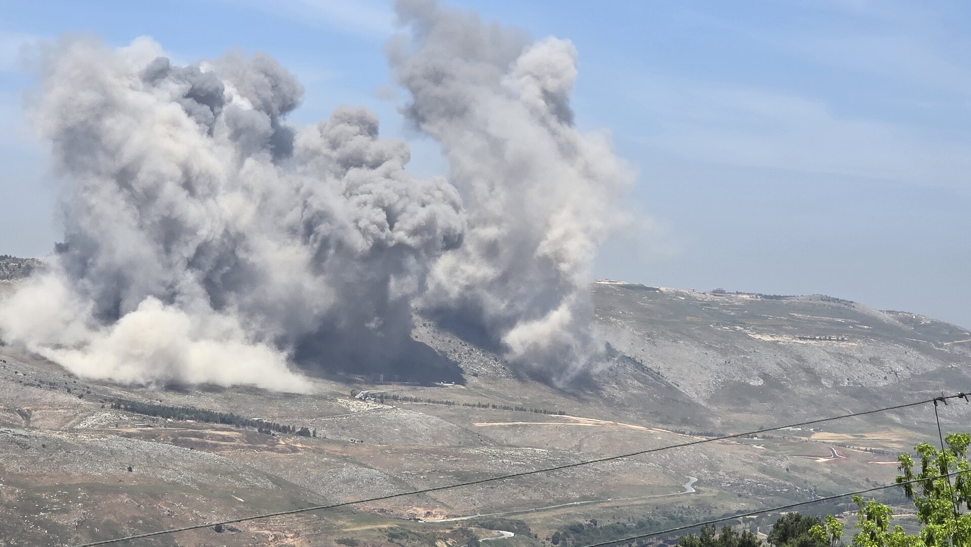 مراسلنا: غارات إسرائيلية استهدفت فجر اليوم منازل جاهزة في بلدة حولا جنوب لبنان