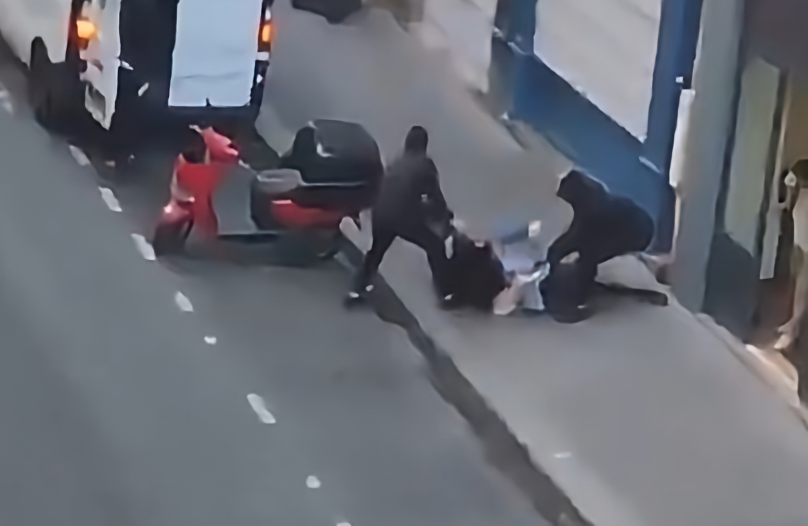 فرنسا تحت الصدمة إثر محاولة اختطاف ابنة ملياردير في وضح النهار وسط باريس (فيديو)