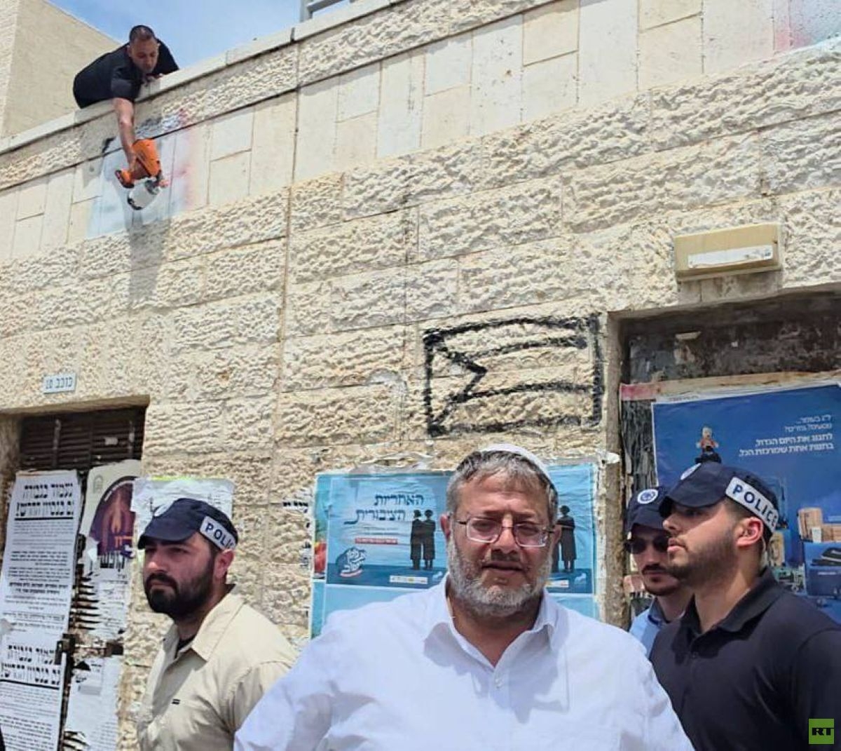 مجموعة من اليهود الحريديم تهاجم بن غفير بسبب "العلم الفلسطيني" (فيديو)