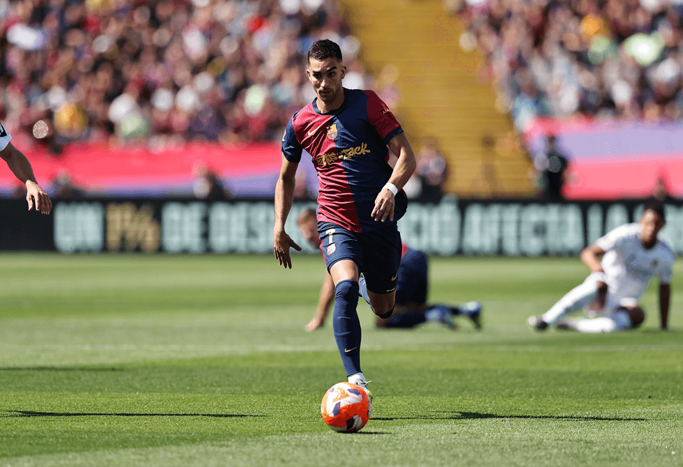 مهاجم برشلونة فيران توريس يخضع لعملية جراحية ويغيب عن باقي الموسم