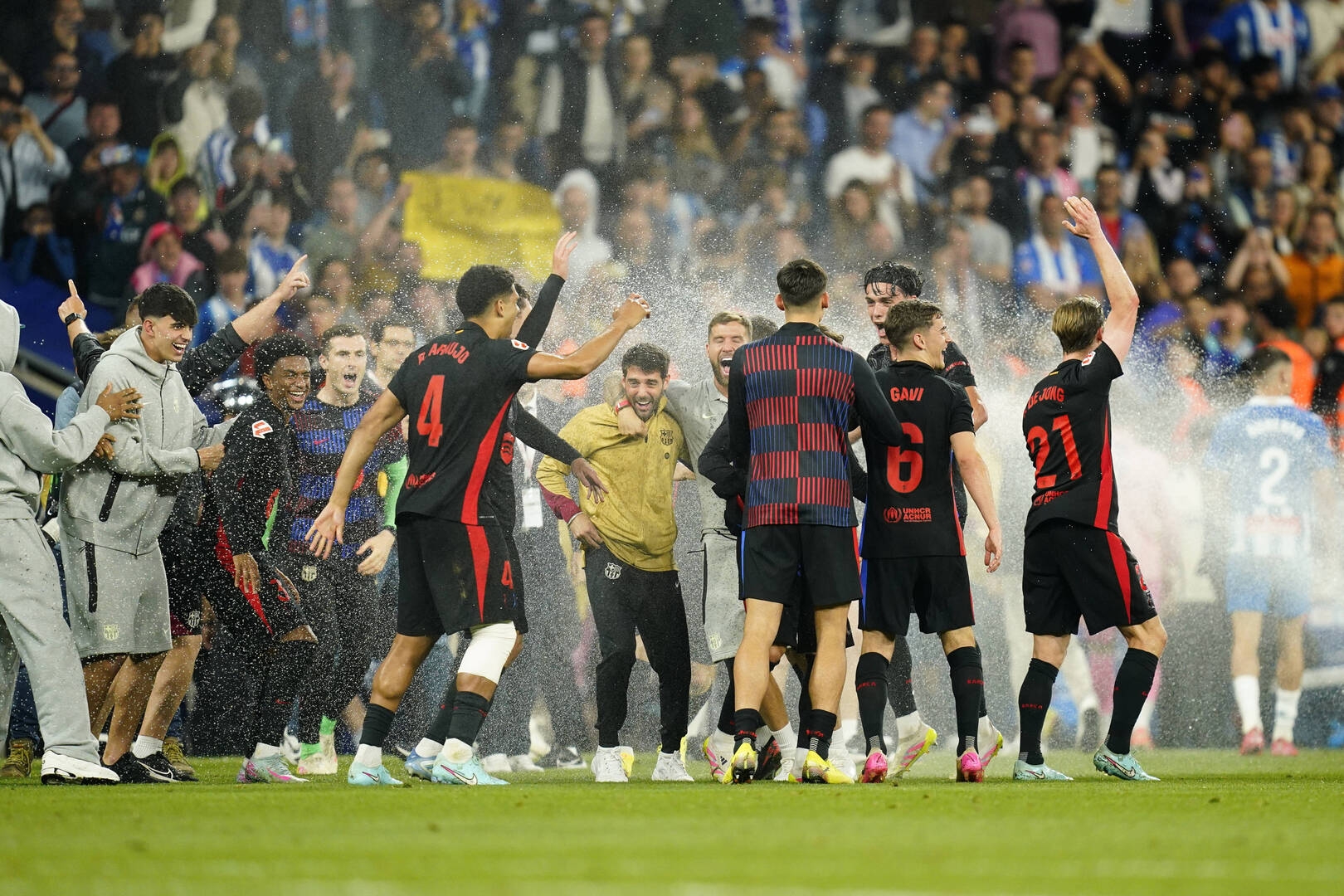رد فعل مفاجئ من لاعبي برشلونة على محاولة إسبانيول إفساد الاحتفالات (فيديو)