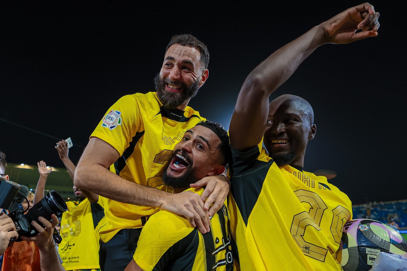 رغم عدم مشاركته.. رد فعل كريم بنزيما على فوز الاتحاد بالدوري السعودي (فيديو)