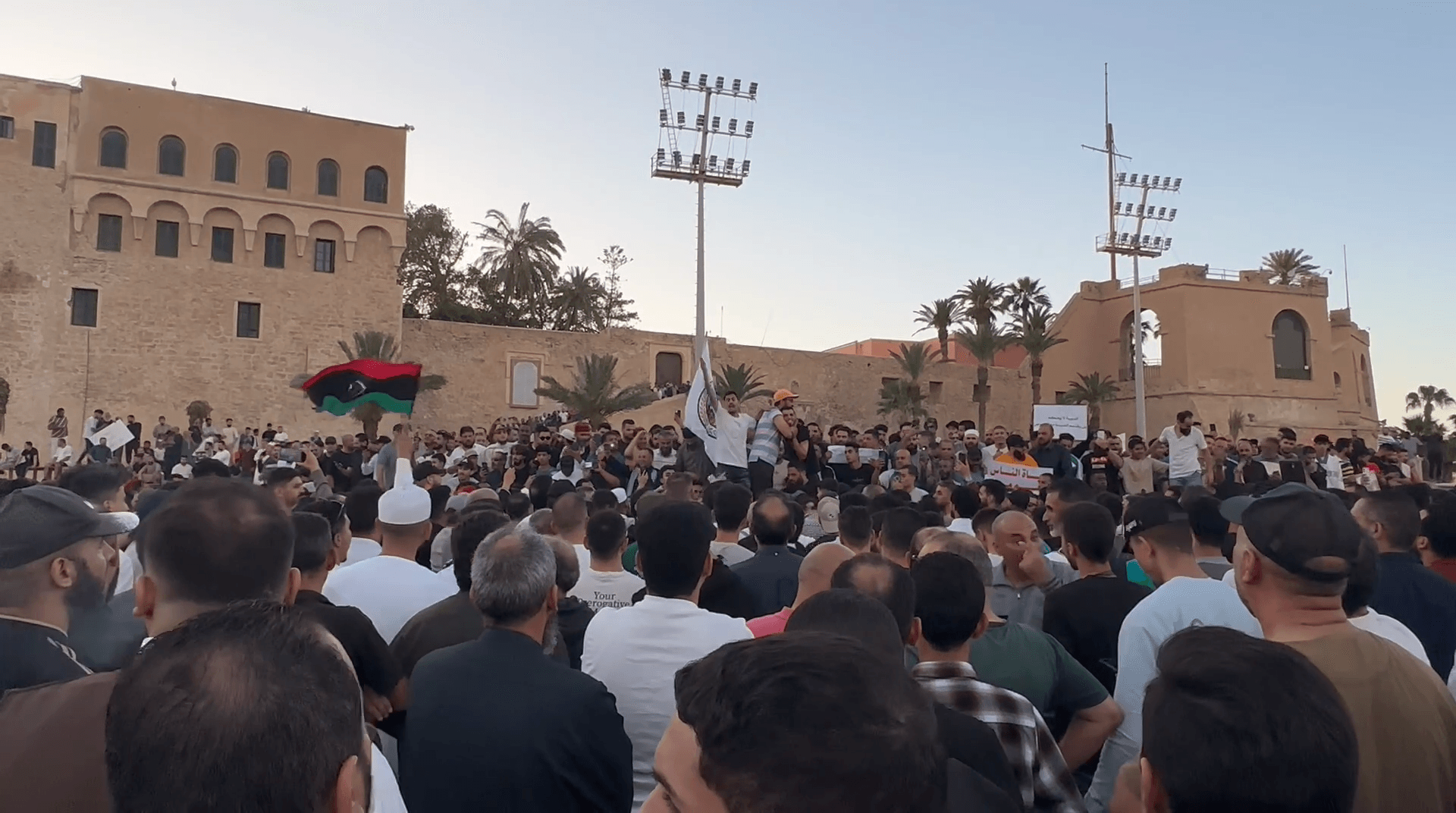 ليبيا.. المتظاهرون يطالبون بـ"إسقاط الأجسام السياسية وحل كافة التشكيلات المسلحة" (فيديوهات)