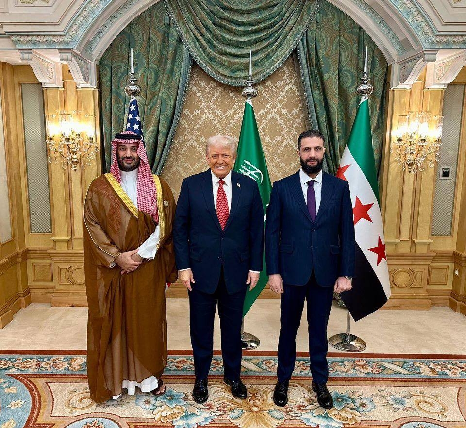 علاء مبارك يعلق على صورة ترامب مع بن سلمان والشرع