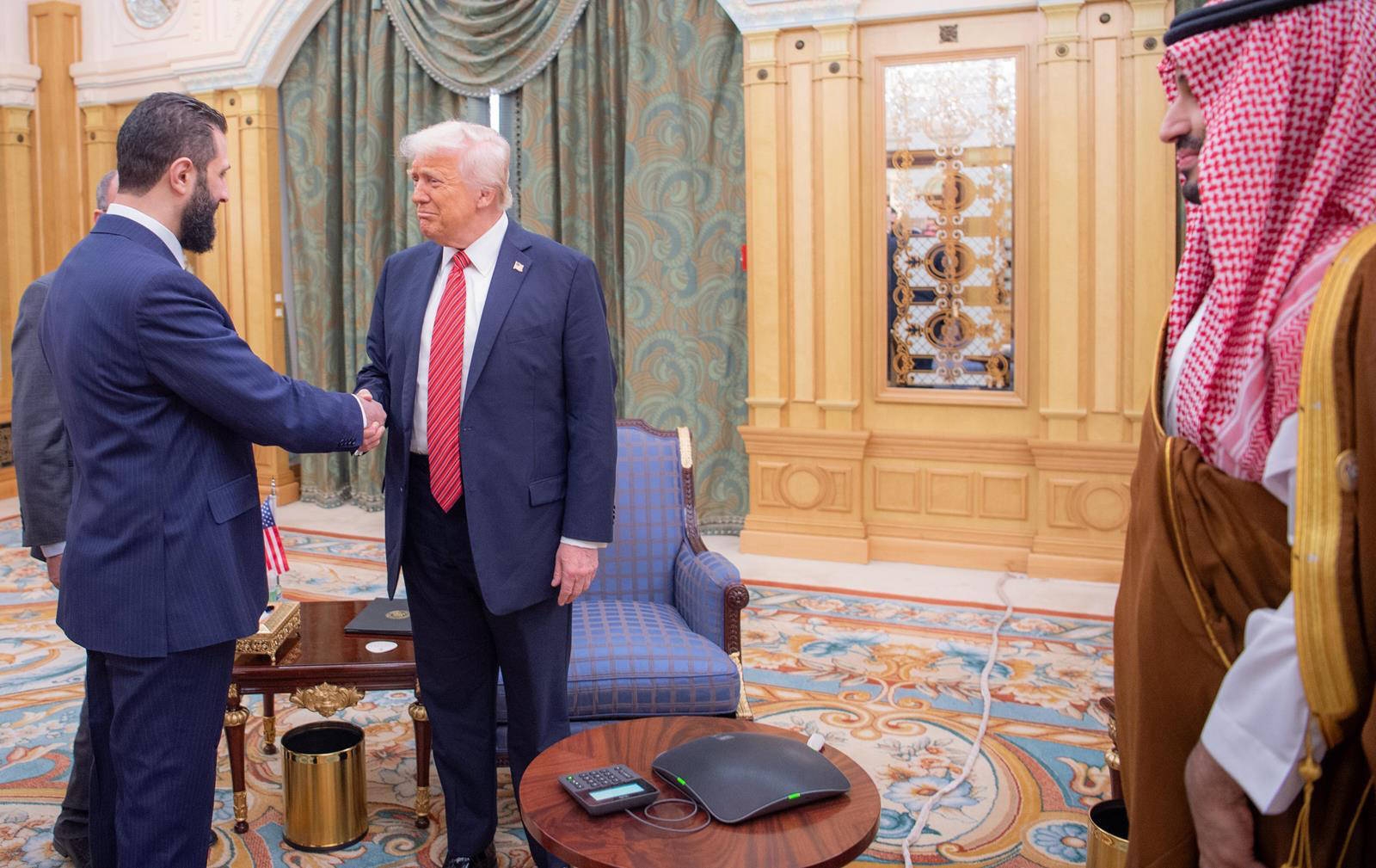 جهاز أسود في لقاء ترامب والشرع وبن سلمان يسرق الأضواء