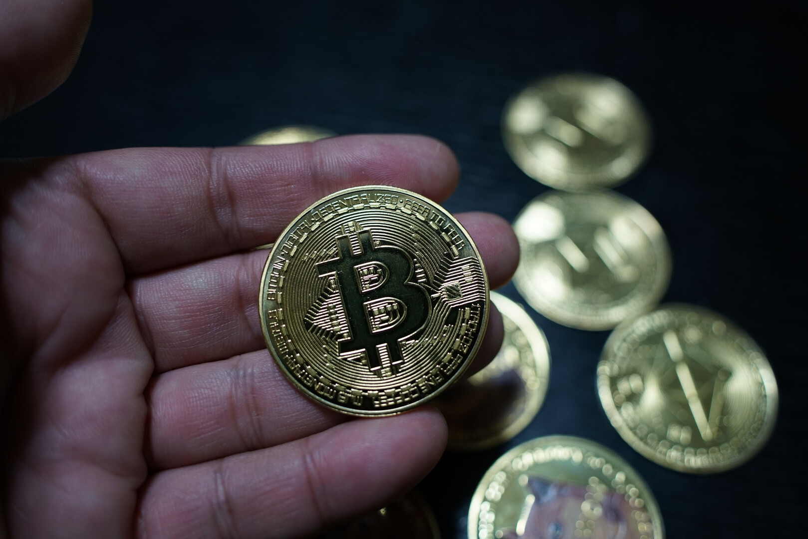 انخفاض عملة "البيتكوين" وسط جني الأرباح
